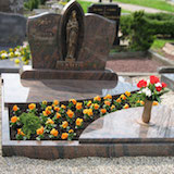 Doppelgrab mit Grabstein, Bronzefigur und Grabbepflanzung